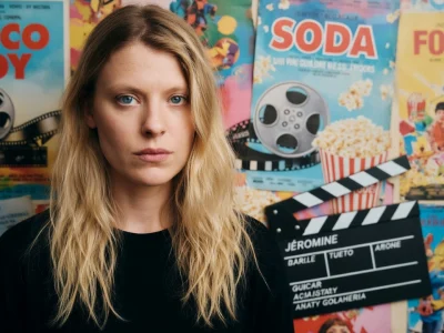 Jéromine Chasseriaud tient un clap de cinéma devant elle