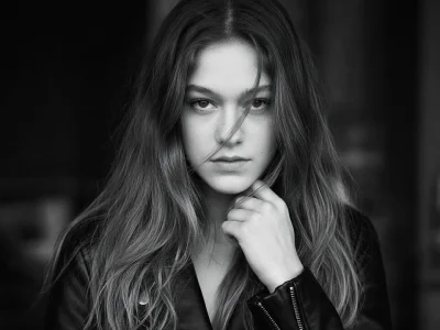 Joséphine Berry en portrait noir et blanc avec la main près du menton