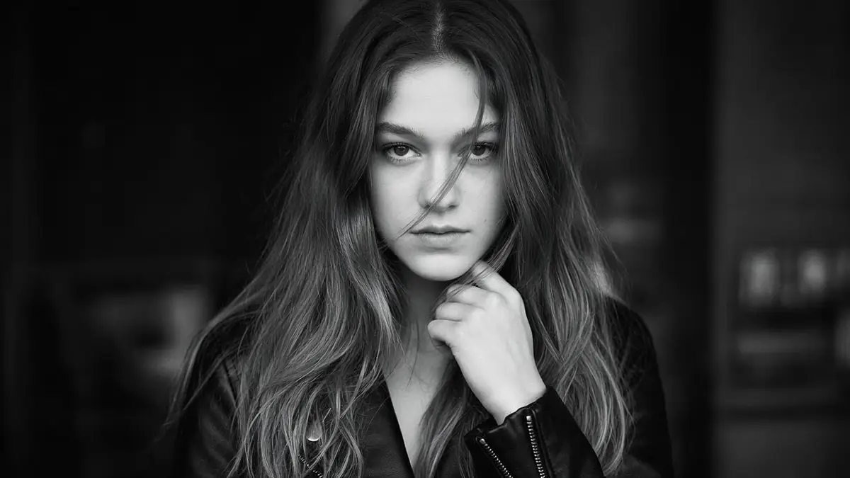 Joséphine Berry en portrait noir et blanc avec la main près du menton