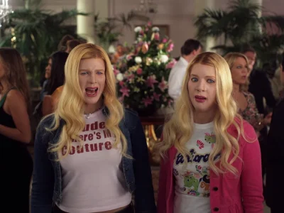 La fausse blonde infiltrée et une autre blonde dans une réception mondaine