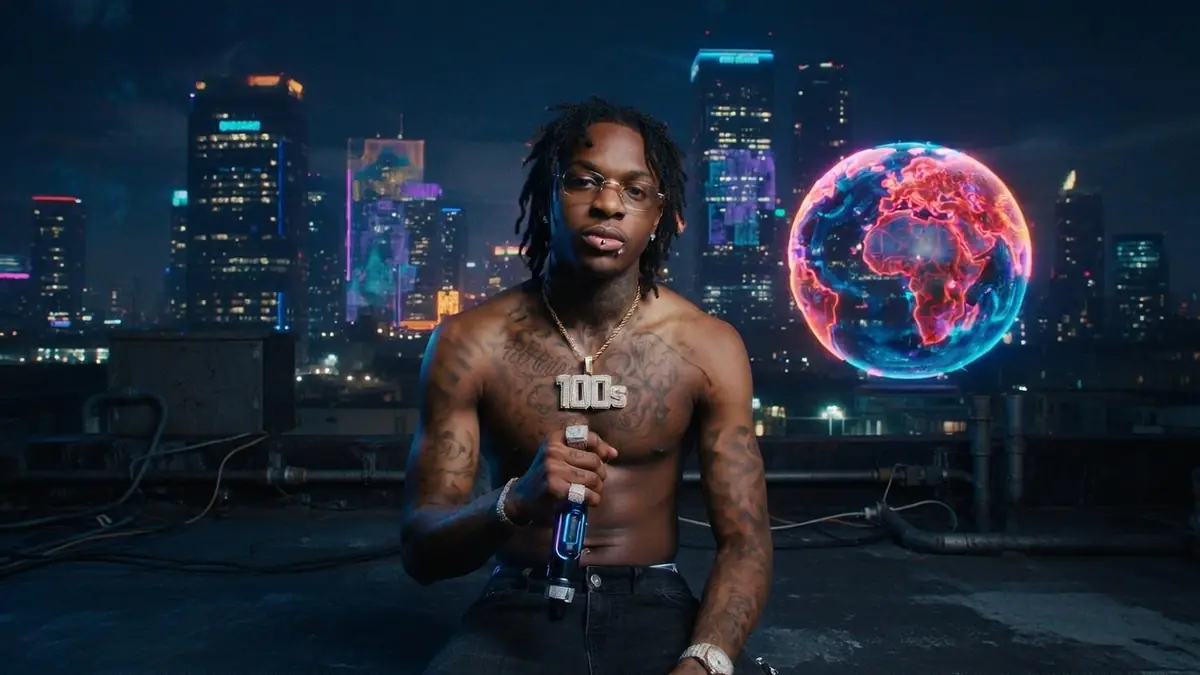 Un rappeur torse nu illustre le phénomène Zequin devant une skyline et un globe lumineux