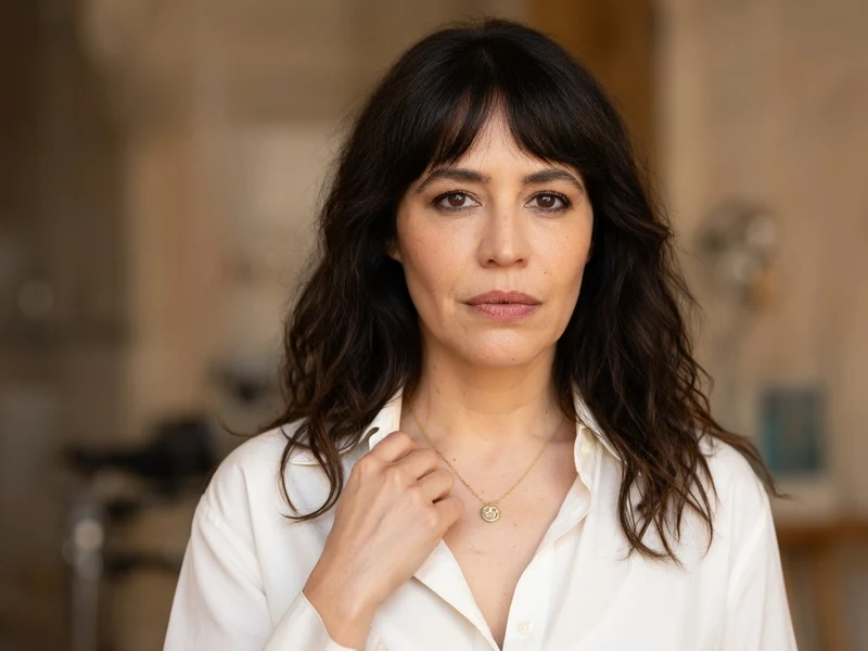 Portrait de Giorgia Sinicorni portant une chemise blanche et un collier délicat