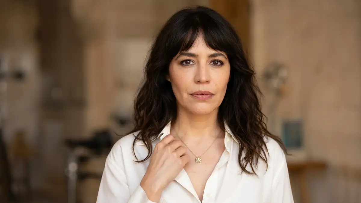 Portrait de Giorgia Sinicorni portant une chemise blanche et un collier délicat