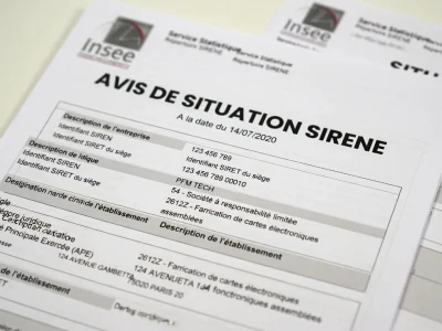Des feuilles de sirène avis de situation sont superposées sur une surface claire