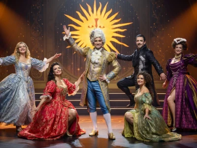 Les interprètes de la comédie musicale Le Roi Soleil posent en costumes d'époque sur scène