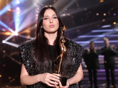 La gagnante tient son trophée sur scène lors de la star Academy finale