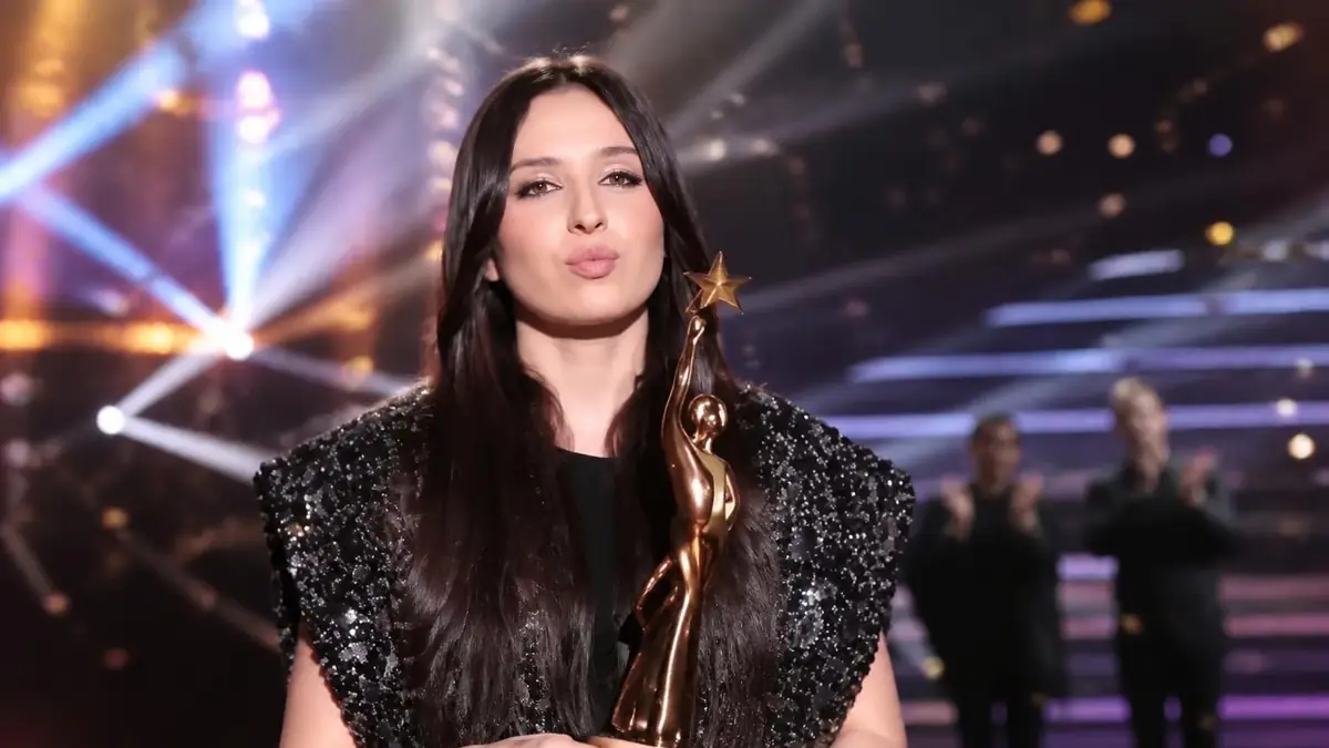 La gagnante tient son trophée sur scène lors de la star Academy finale