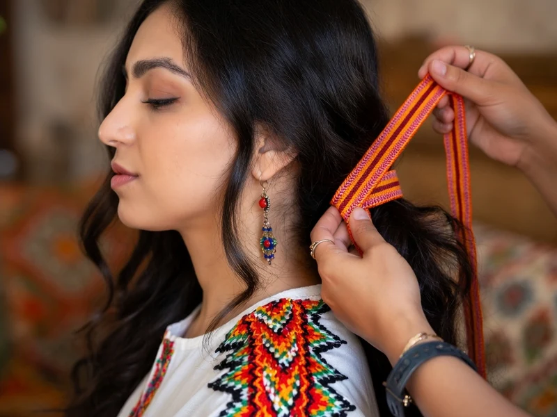 Des mains appliquent un kardoune rayé sur les cheveux d'une femme par Kardoune.fr