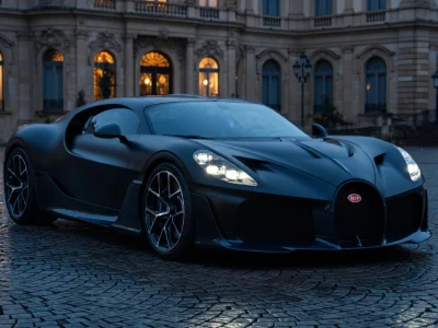 Une supercar noire représentant la plus chère voiture du monde garée sur une place pavée