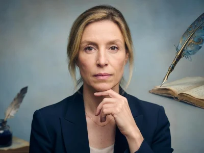 Adélaïde de Clermont-Tonnerre pose la main au menton près d'un livre et de plumes