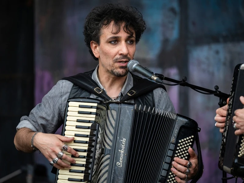 Johann Riche chante en jouant de l'accordéon sur scène avec un autre accordéoniste