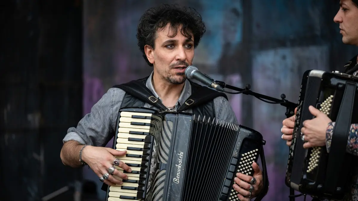 Johann Riche chante en jouant de l'accordéon sur scène avec un autre accordéoniste