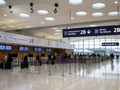 Vue intérieure des comptoirs d'enregistrement et de la zone d'embarquement du terminal 2B à l'aéroport de Roissy