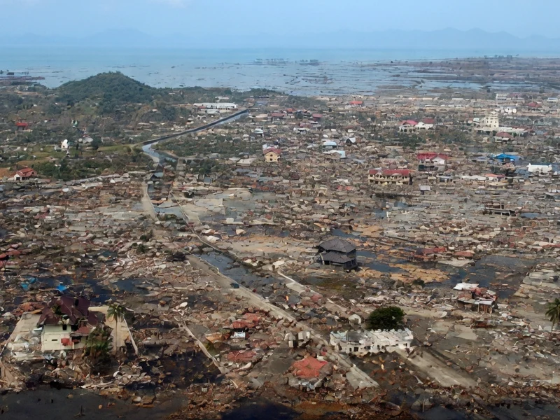 Vue aérienne d'une région côtière dévastée par le Sumatra tsunami 2004
