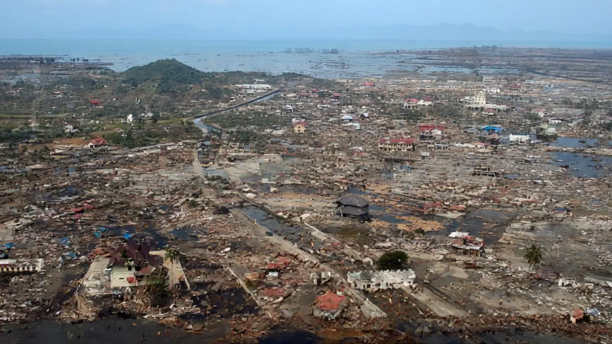 Vue aérienne d'une région côtière dévastée par le Sumatra tsunami 2004