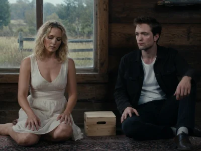 Un couple semble tendu dans une pièce rustique, une scène marquante du film Die My Love