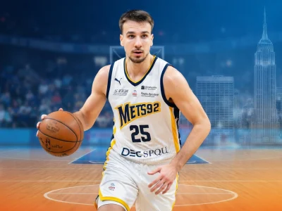 Hugo Besson dribble un ballon sur un terrain de basket face à un horizon urbain