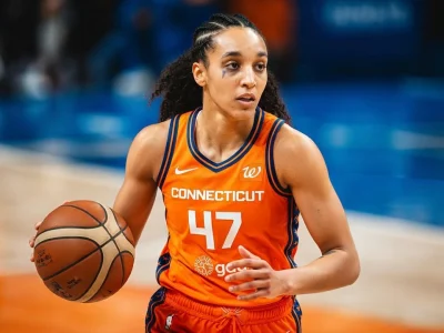 Leïla Lacan dribble le ballon sur le terrain de basket