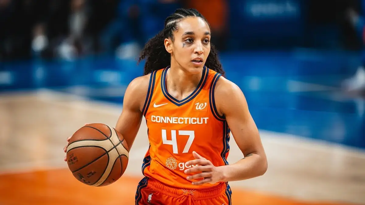 Leïla Lacan dribble le ballon sur le terrain de basket