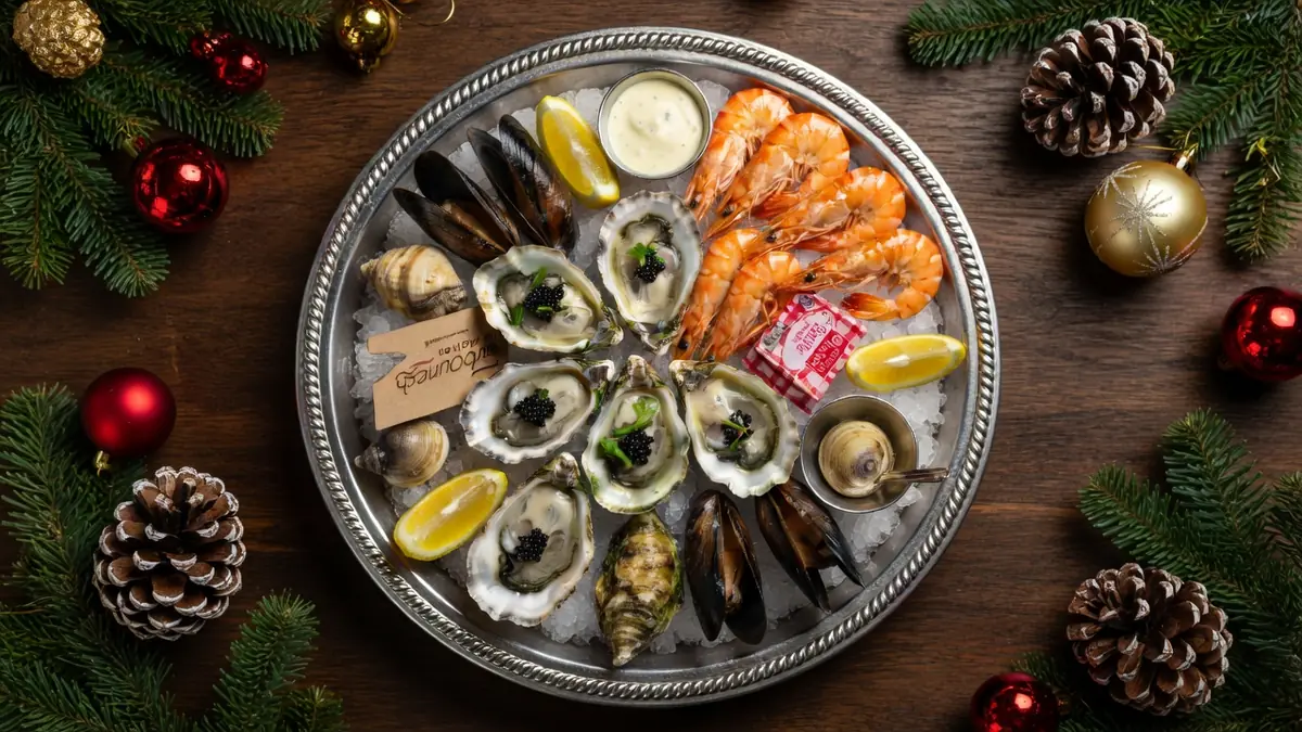 Un plateau de fruits de mer garni d'huîtres Noël et de crevettes disposé sur un lit de glace pour les fêtes