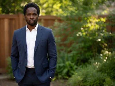 Harold Perrineau pose élégamment pour illustrer cet article sur les films et séries TV avec Harold Perrineau