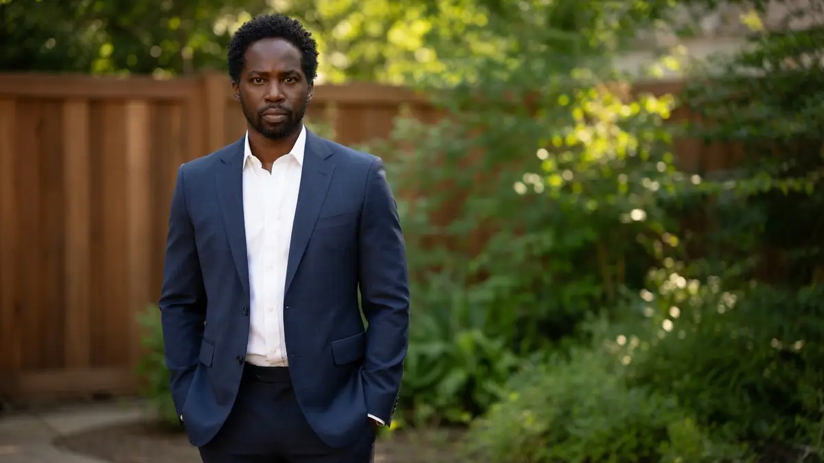 Harold Perrineau pose élégamment pour illustrer cet article sur les films et séries TV avec Harold Perrineau