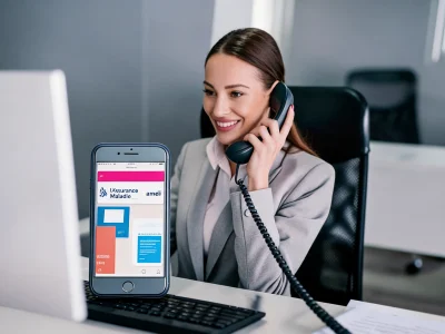 Une professionnelle parle au téléphone La Sécurité sociale tout en consultant son ordinateur