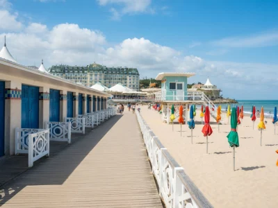 La plage à Deauville avec sa promenade en bois et ses nombreux parasols colorés