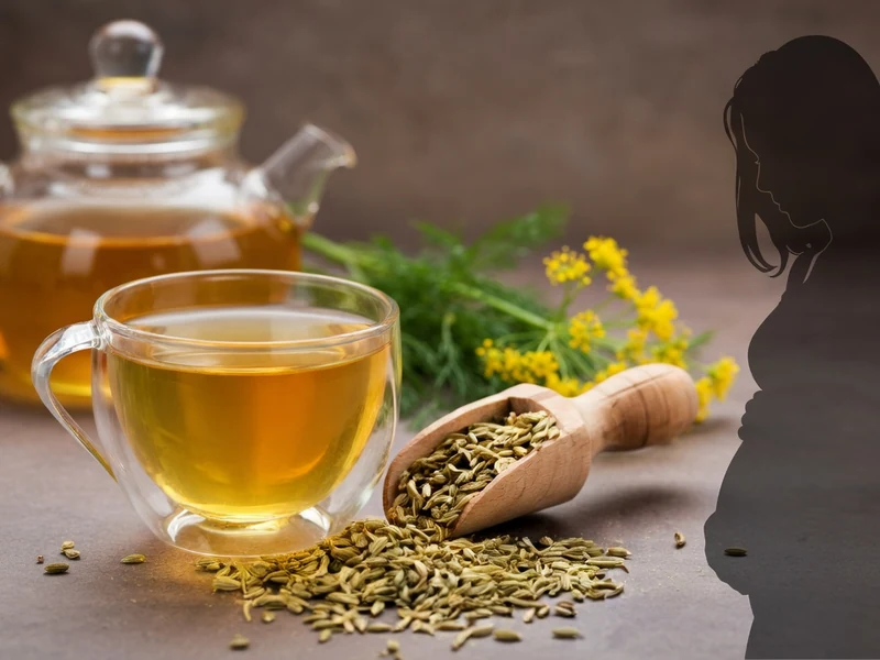Une femme enceinte à côté d'une tasse et d'une théière contenant une tisane fenouil préparée avec des graines séchées