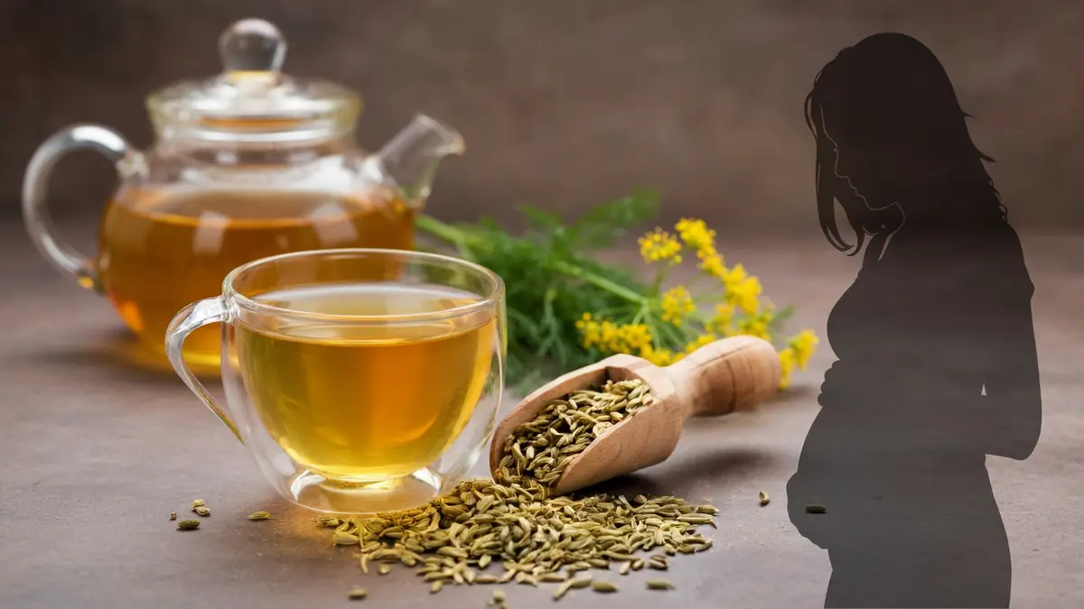 Une femme enceinte à côté d'une tasse et d'une théière contenant une tisane fenouil préparée avec des graines séchées