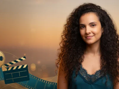 Lisa Cipriani aux cheveux bouclés sourit face à l'objectif sur un fond de coucher de soleil