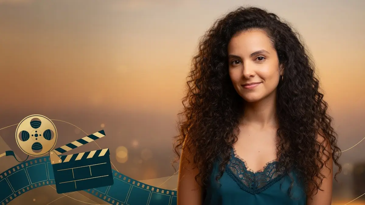Lisa Cipriani aux cheveux bouclés sourit face à l'objectif sur un fond de coucher de soleil