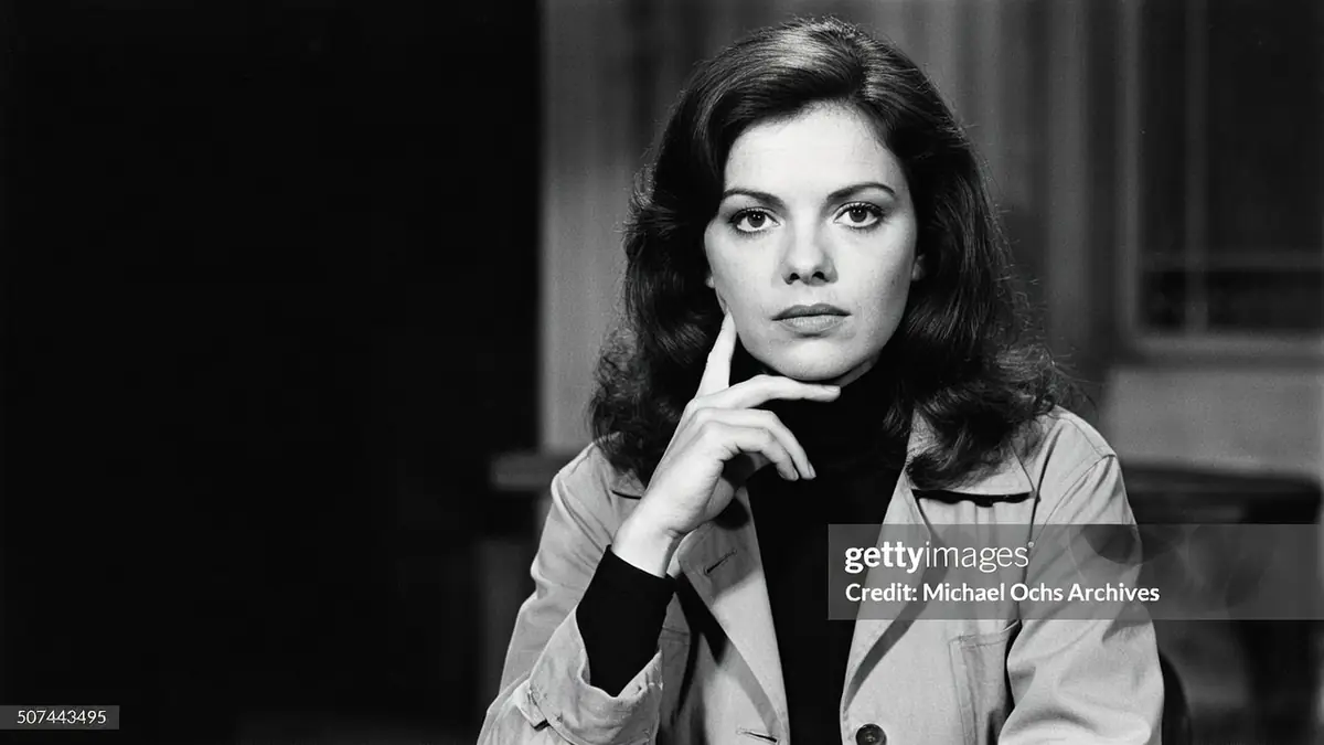 Lorraine Rainer pose avec la main sur le menton dans un portrait en noir et blanc