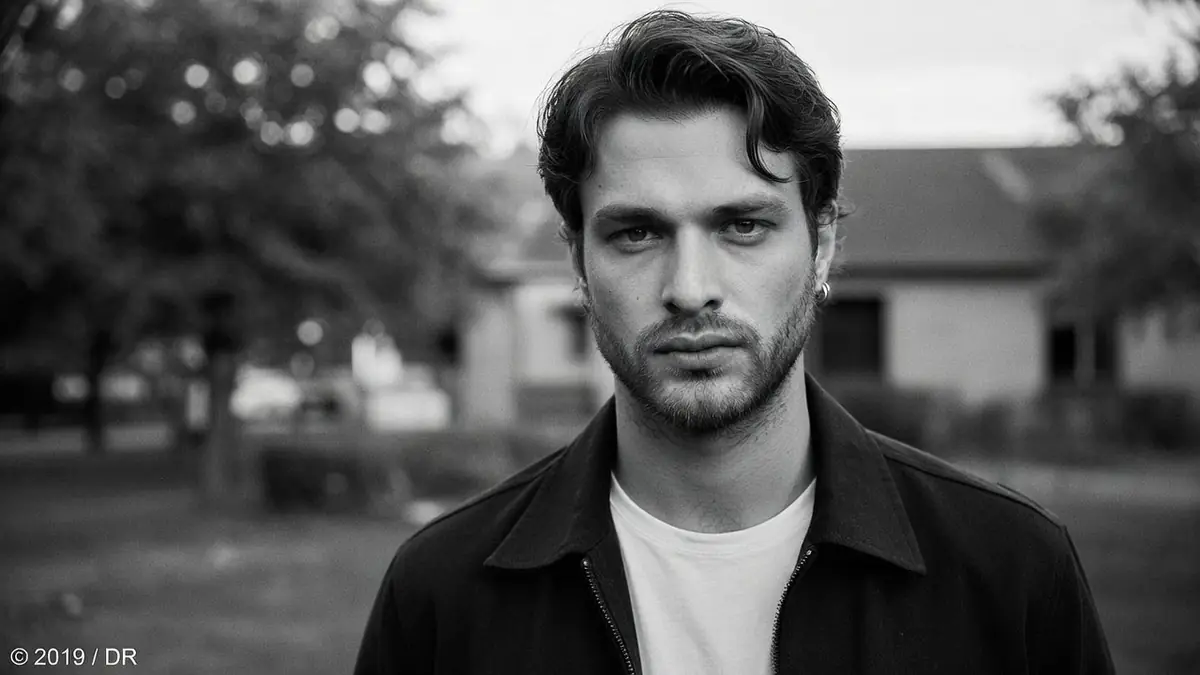 Portrait en noir et blanc du regard intense de l'acteur Louka Meliava