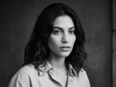 On voit Lucia Passaniti dans un portrait en noir et blanc
