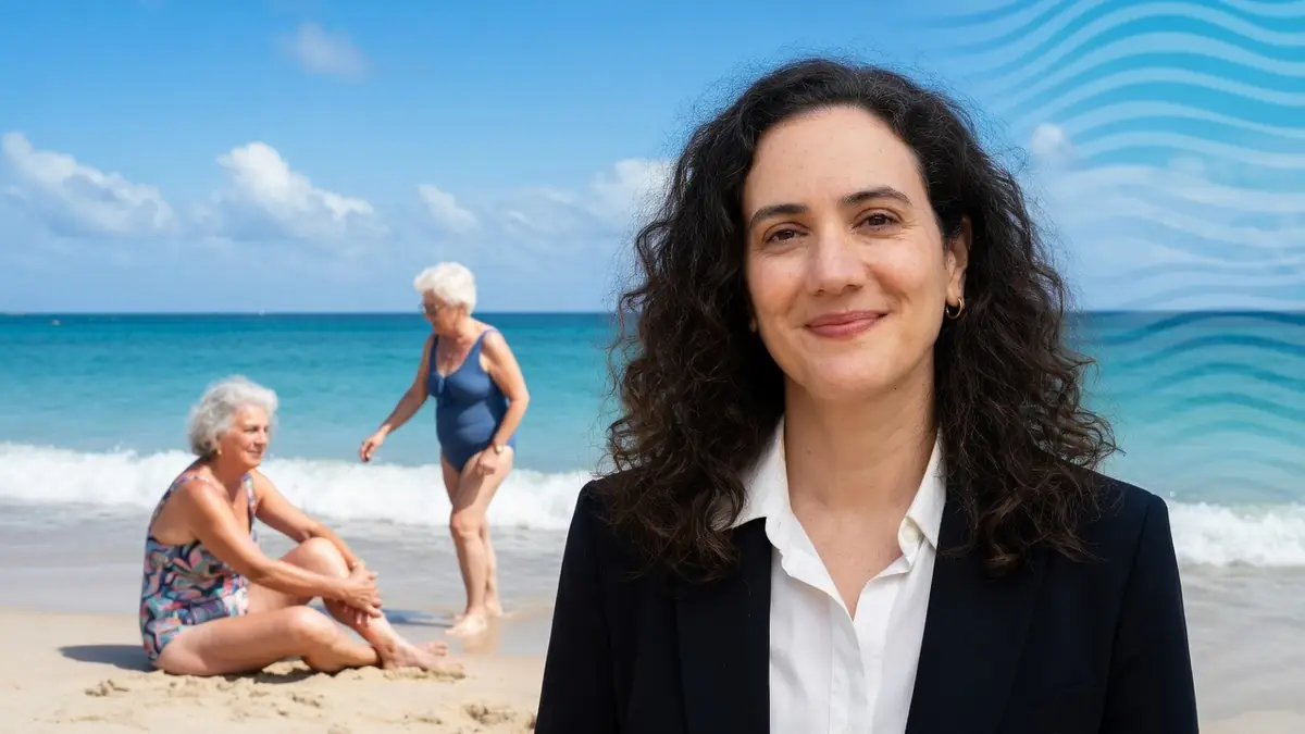 Margaux Fournier pose au premier plan avec, en arrière-plan, deux femmes profitant de la plage