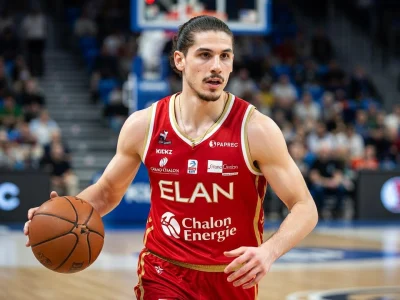 Mathéo Leray tient le ballon sur le parquet de basket.