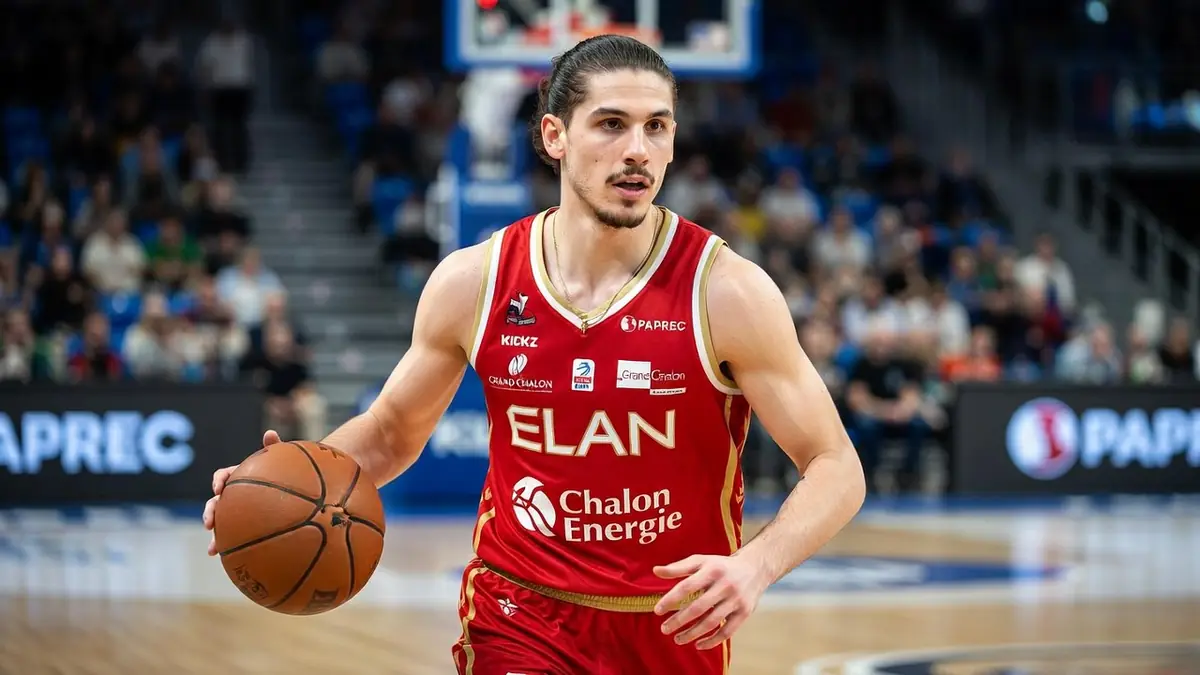 Mathéo Leray tient le ballon sur le parquet de basket.