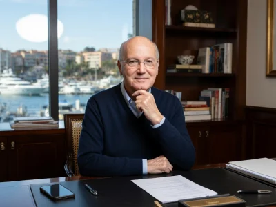 Maurice Cohen est assis à son bureau devant une fenêtre sur le port.