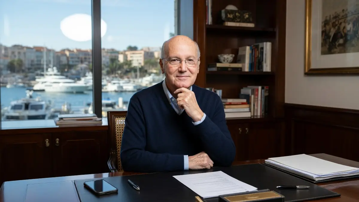 Maurice Cohen est assis à son bureau devant une fenêtre sur le port.