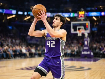 Maxime Raynaud s'apprête à tirer au basketball dans une salle comble