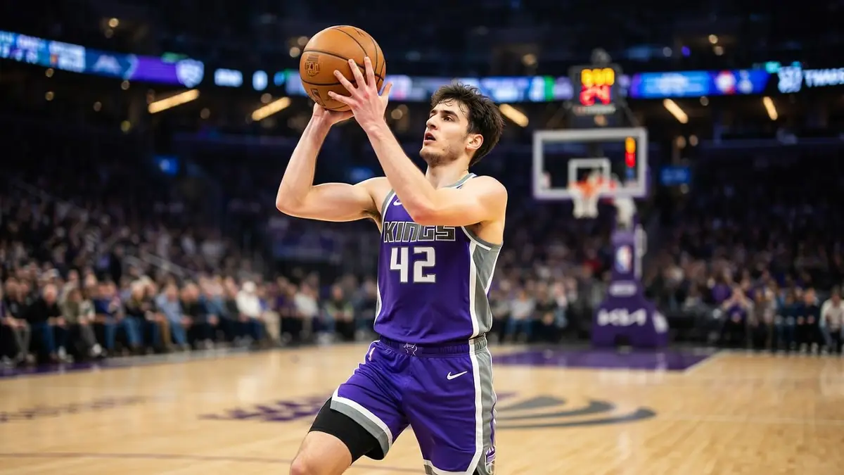 Maxime Raynaud s'apprête à tirer au basketball dans une salle comble