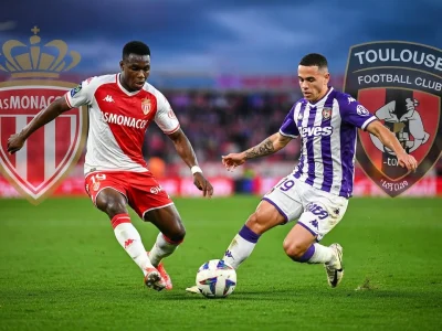 Deux joueurs de football disputent un ballon lors du match Monaco Toulouse sur la pelouse du stade