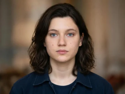 Nastya Golubeva regarde droit vers l'appareil avec une expression sérieuse