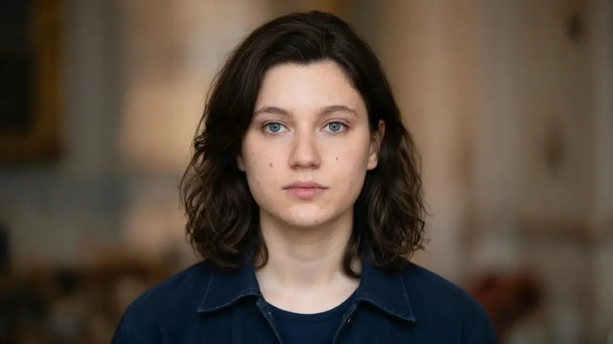 Nastya Golubeva regarde droit vers l'appareil avec une expression sérieuse