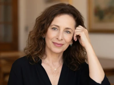 Nathalie Lévy-Lang pose avec la main près de son visage dans un intérieur
