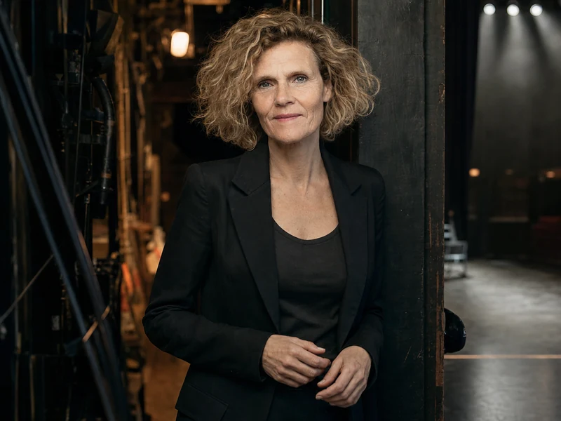 Portrait éditorial de Nathalie Mann en coulisses avant son entrée en scène.