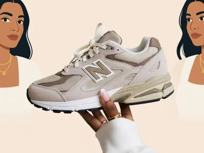 Une main tient une New Balance 204l devant deux illustrations de femmes