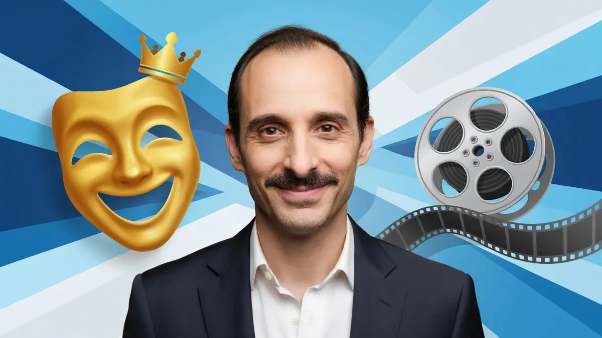 Portrait de l'acteur Nicolas Lumbreras entouré d'un masque de théâtre et d'une bobine de film sur fond bleu