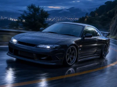 Une Nissan Silvia S15 noire glisse sur une route de montagne mouillée au crépuscule.
